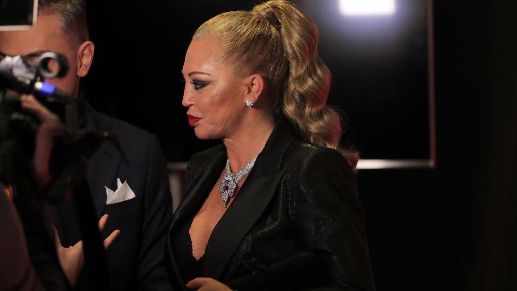 Belén Esteban atendiendo a los medios.