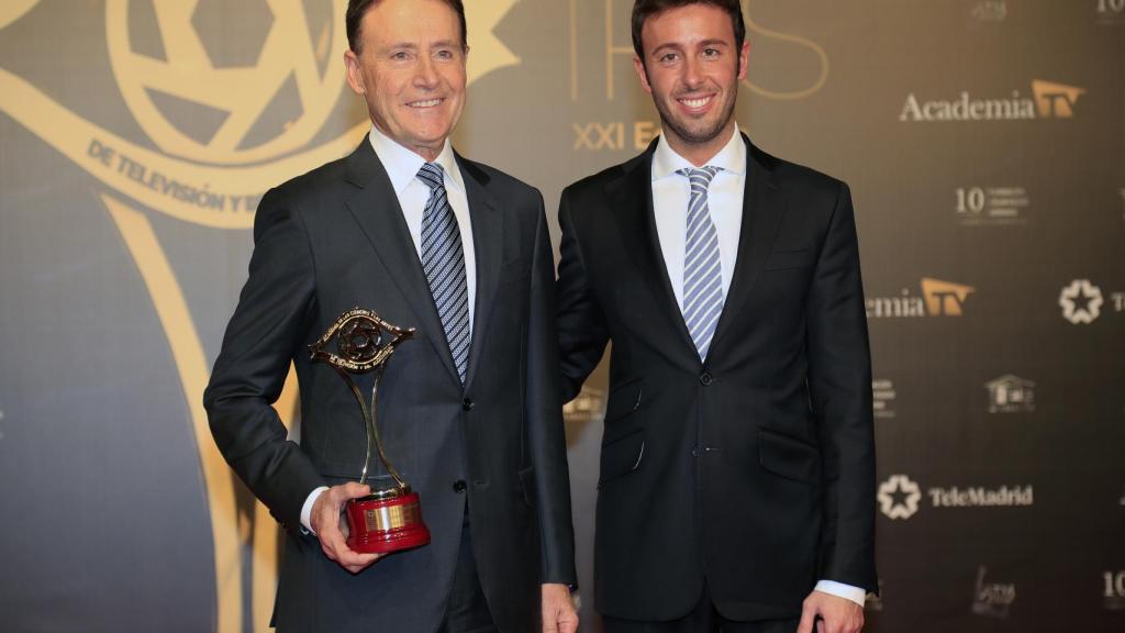 Matías Prats junto a su hijo posando en la alfombra roja.