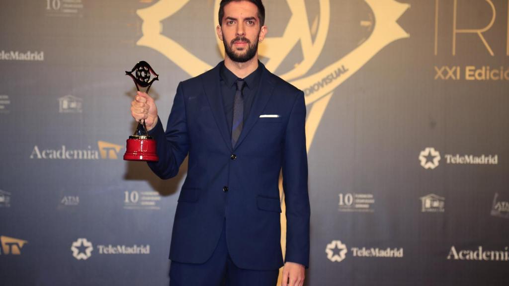 David Bronca posando con el premio.