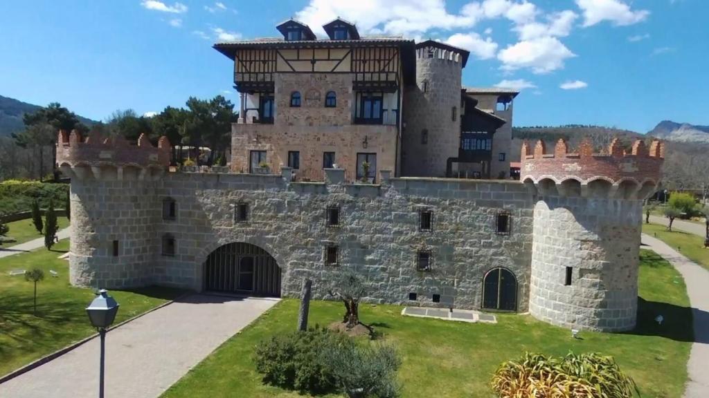 Uno de los laterales de la fachada de la Abadía de los Templarios.