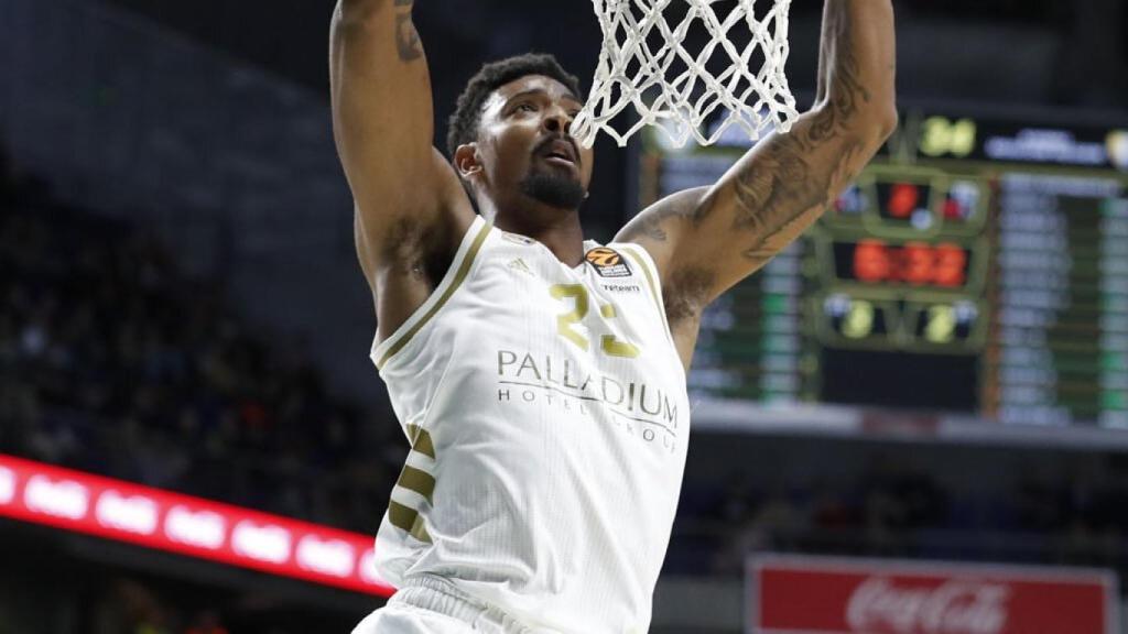 Jordan Mickey anota un mate durante el partido de Euroliga entre el Real Madrid y Khimki