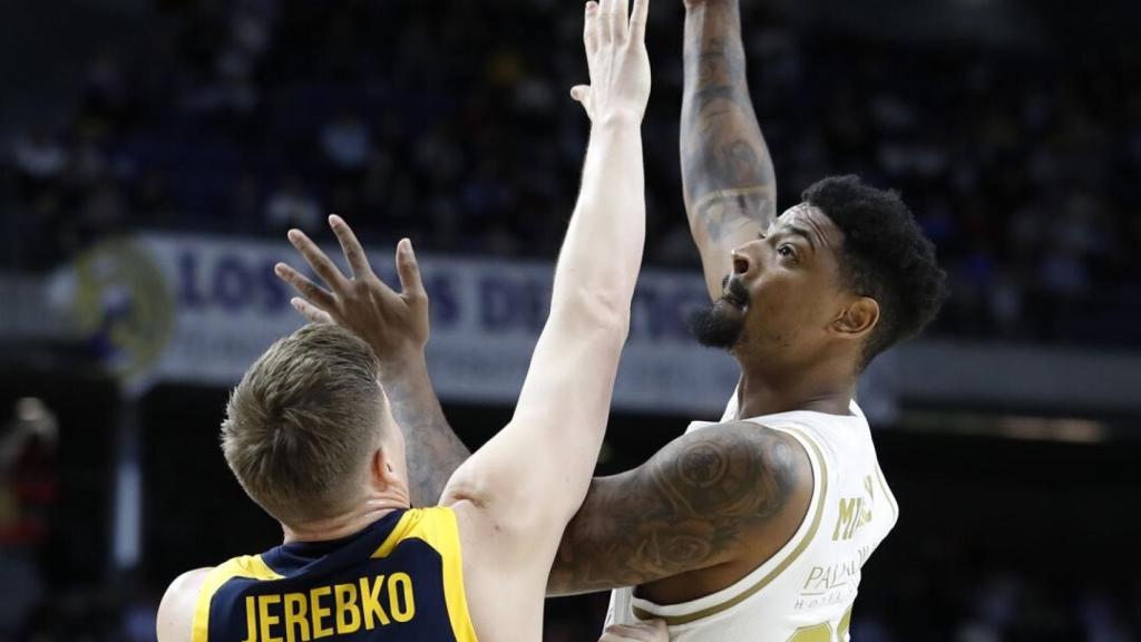 Jordan Mickey lanza un gancho durante el partido de Euroliga entre el Real Madrid y Khimki