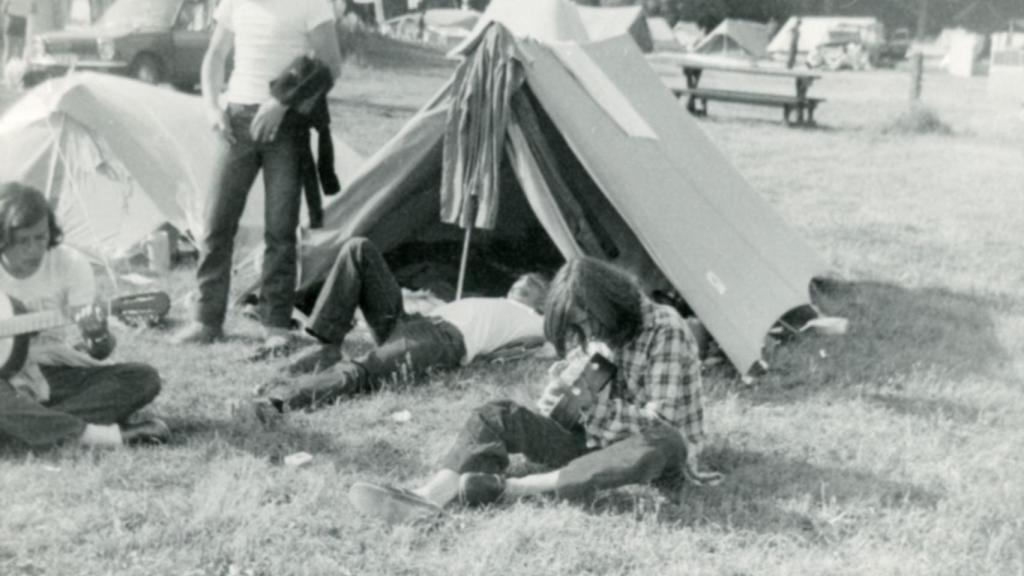 José Miguel Monzón Navarro (El Gran Wyoming) tocando la guitarra en un camping de Helsinki (1973).