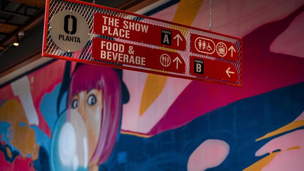 El centro comercial tiene algunas paredes decoradas con graffitis.