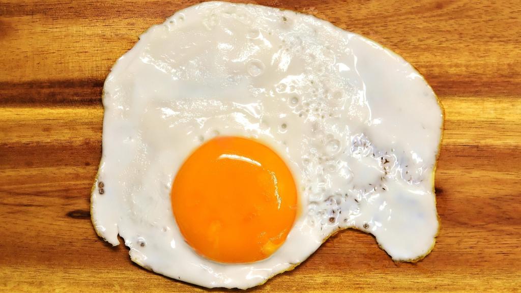 Un huevo frito con la yema naranja.