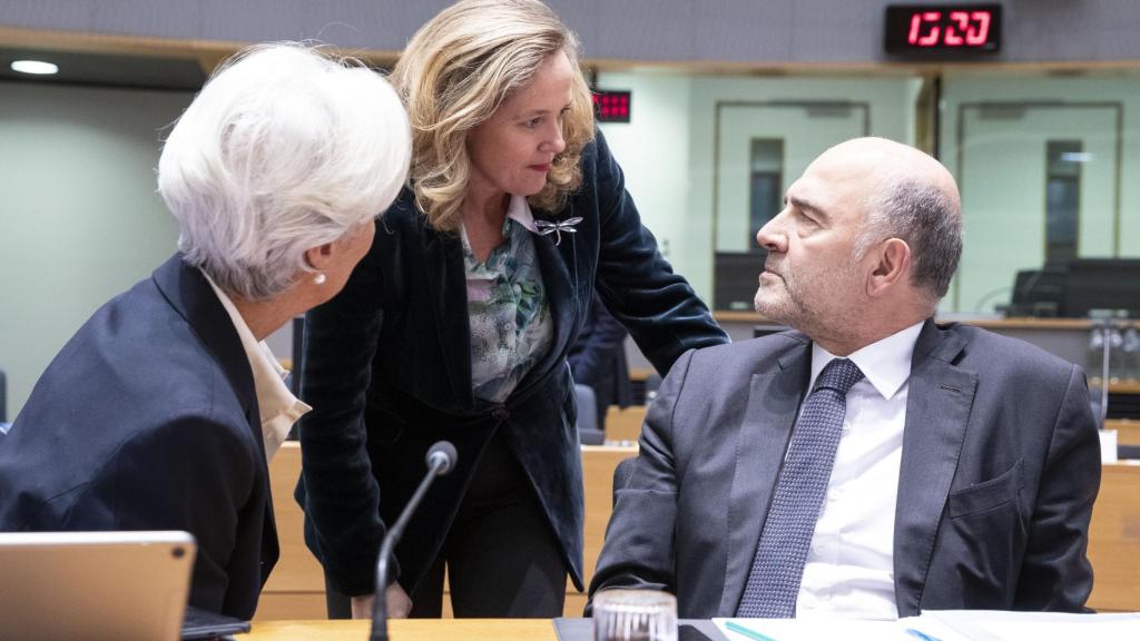 Nadia Calviño conversa con Pierre Moscovici y Christine Lagarde durante el último Eurogrupo