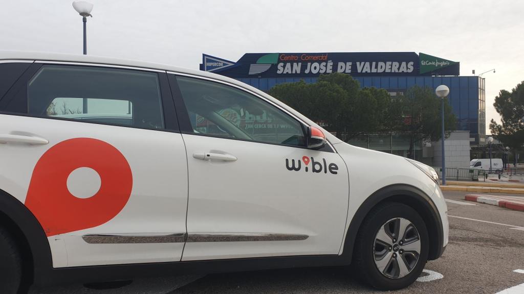 Uno de los coches de Wible frente a El Corte Inglés de San José de Valderas, en Alcorcón (Madrid).
