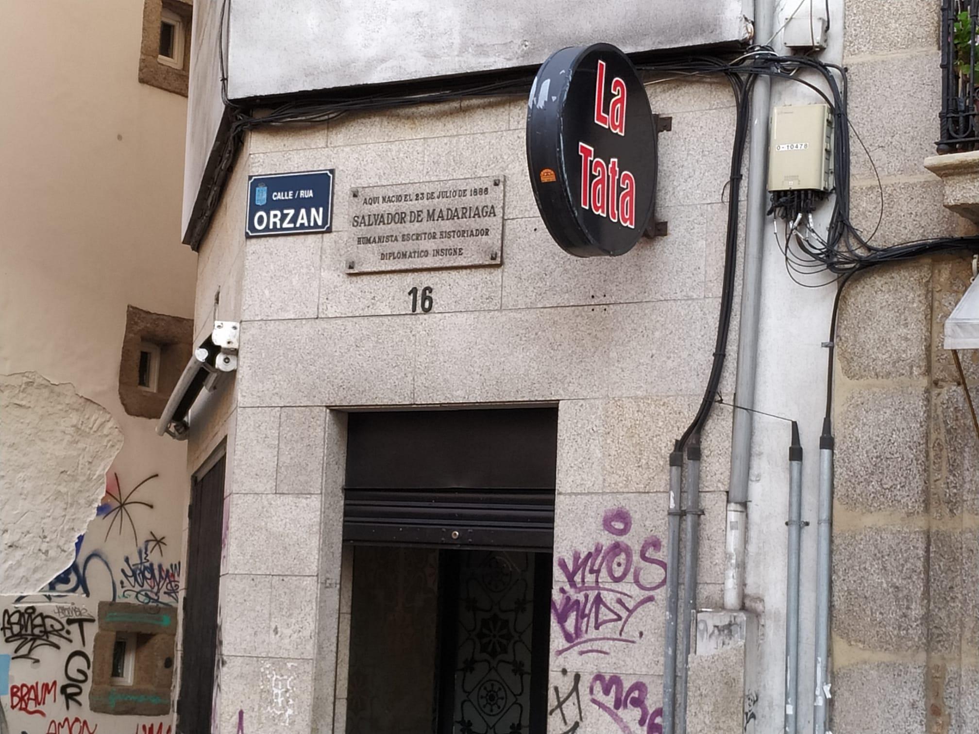 En una de las esquinas de la calle Orzán, en la casa donde nació Salvador de Madariaga (AN)