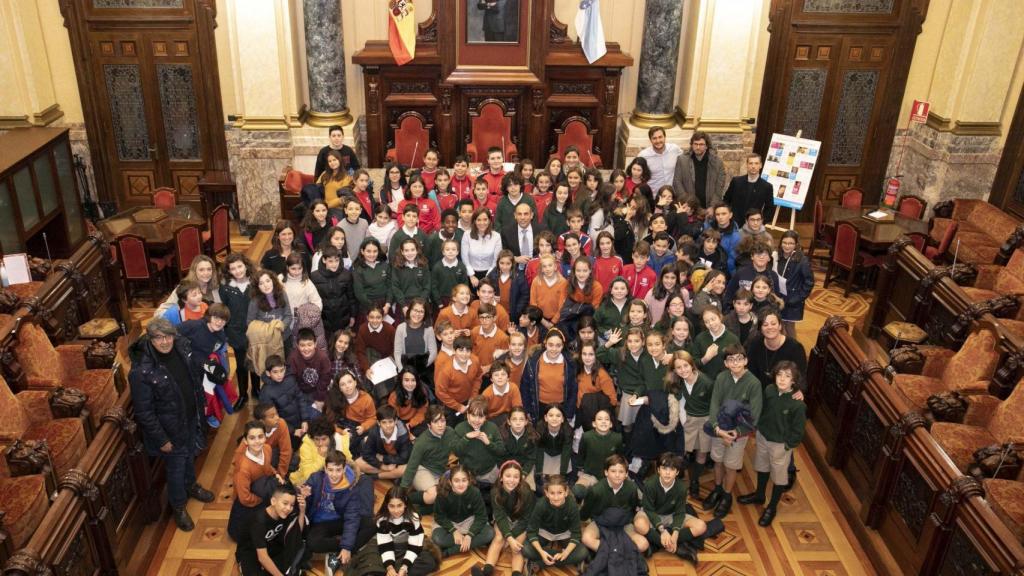 Alumnos de colegios de A Coruña posan junto a la alcaldesa