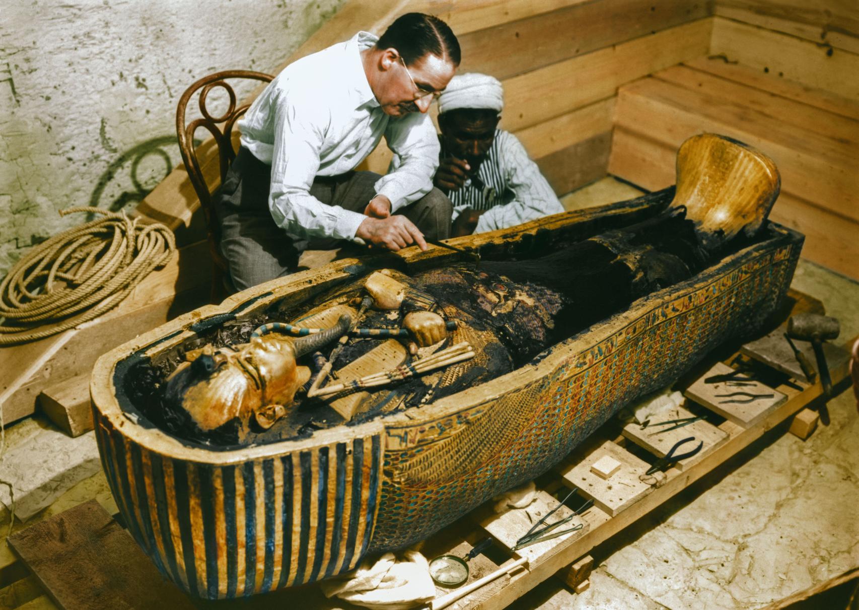 Howard Carter examinando el tercer ataúd de Tutankamón, el de oro macizo.
