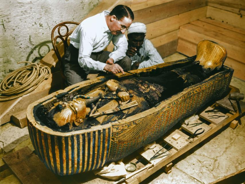 Howard Carter examinando el tercer ataúd de Tutankamón, el de oro macizo. Foto: Griffith Institute