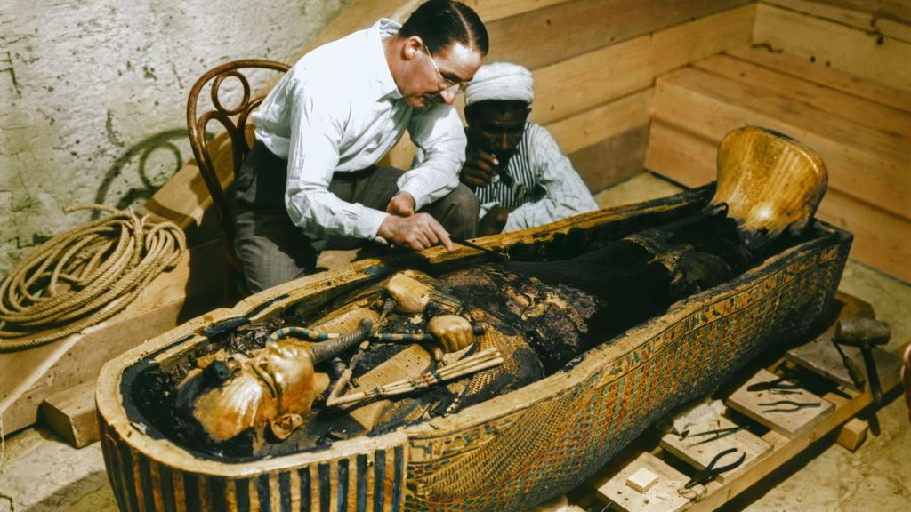 Howard Carter examinando el tercer ataúd de Tutankamón, el de oro macizo. Foto: Griffith Institute