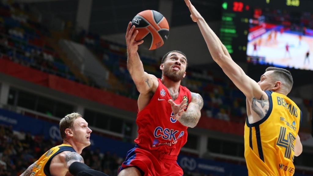 Mike James intenta una penetración en el partido de Euroliga entre CSKA y Khimki