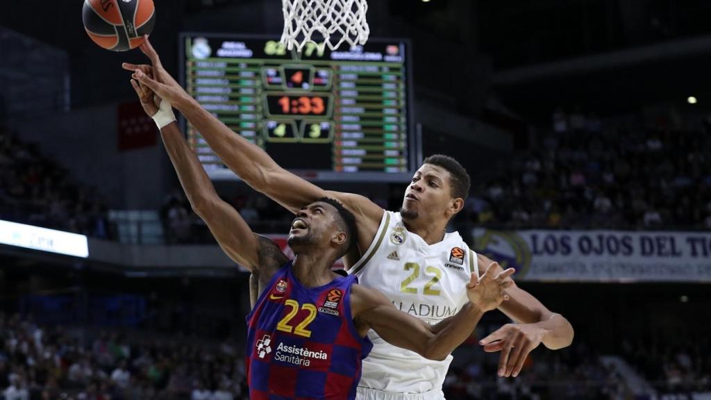 Tavares tapona a Higgins durante un partido de Euroliga entre el Real Madrid y el Barcelona