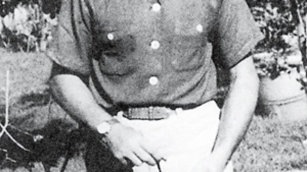 Cernuda en el jardín de la casa de la calle Tres Cruces 11, México, hacia 1960