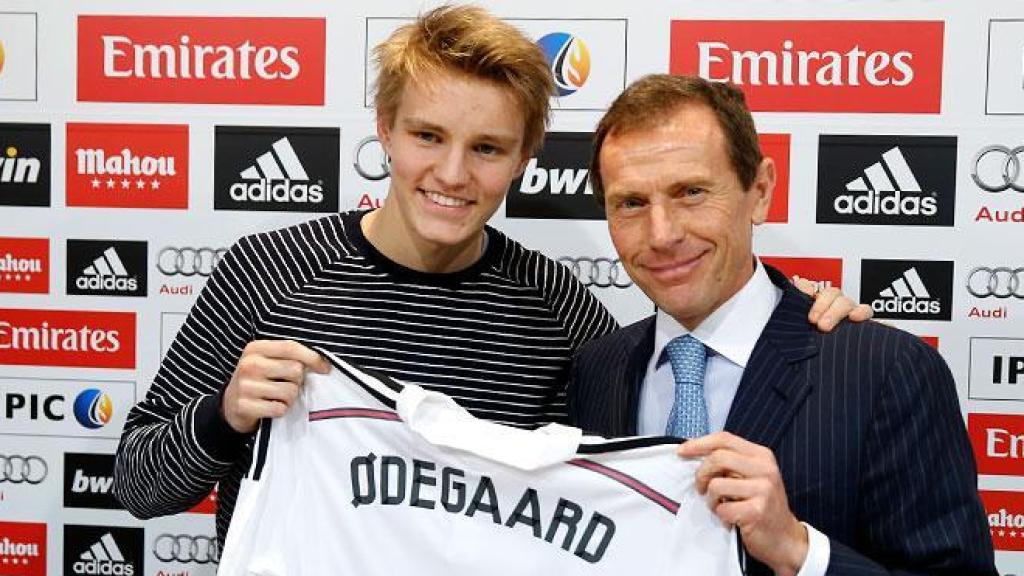 Martin Odegaard y Emilio Butragueño, en la presentación del noruego