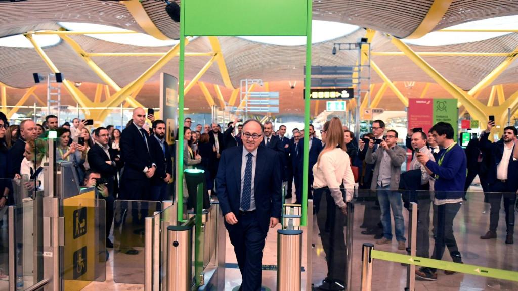 El presidente de Iberia, Luis Gallego, este jueves en el aeropuerto.