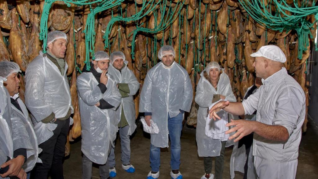 Los chefs durante la visita a las instalaciones de Crespos.