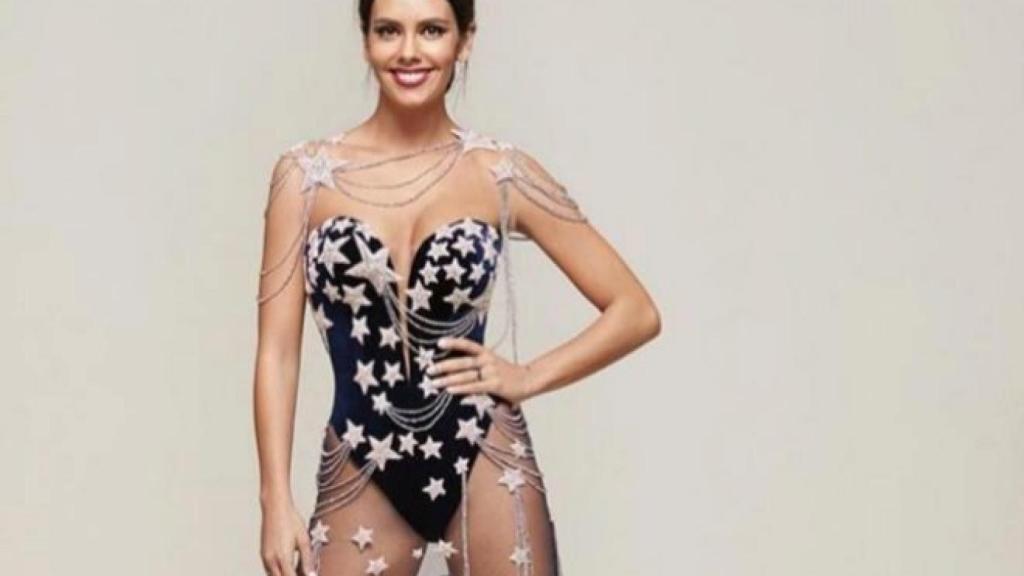 La colaboradora lució un corsé negro con un tul transparente con estrellas en las campanadas de 2016.