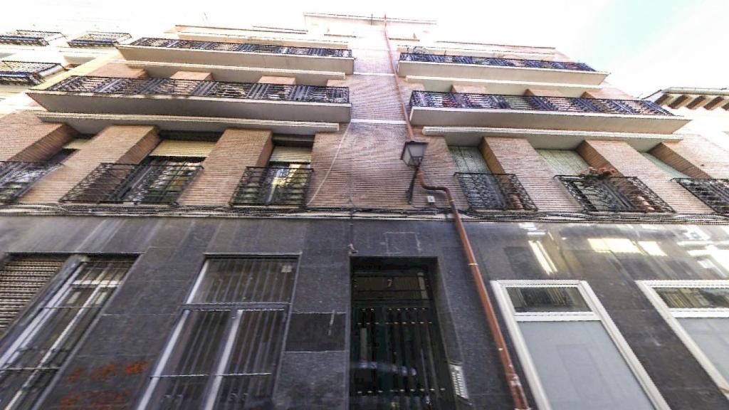 La fachada del loft que mantiene enfrentados a la dirigente de Vox y al actor.