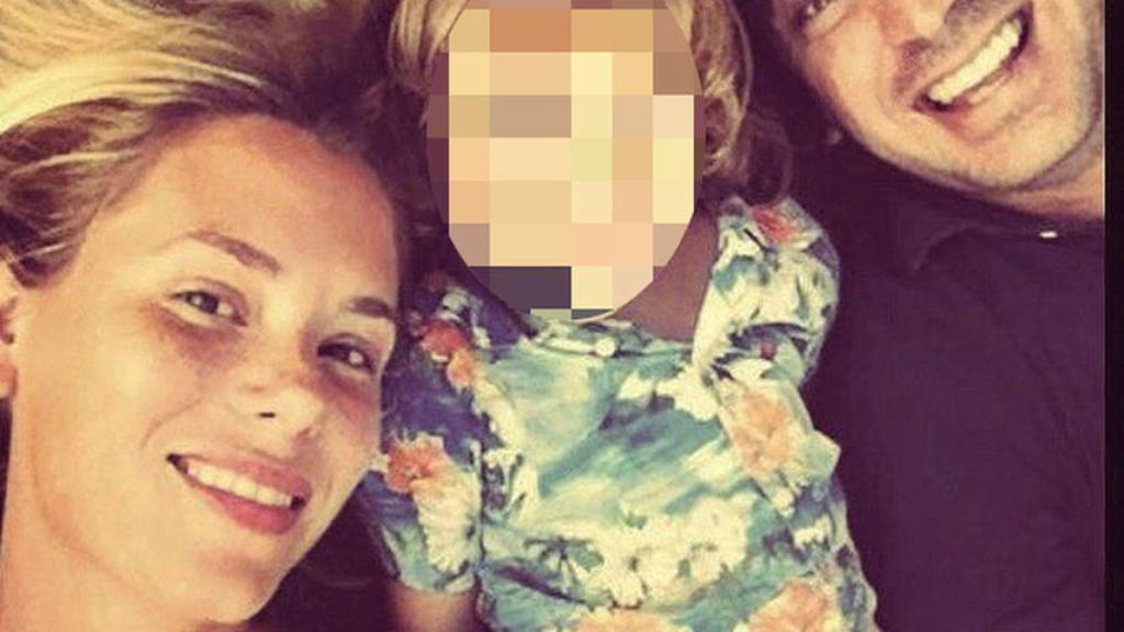 Arturo Valls, su hijo y mujer, en uno de sus últimos viajes.