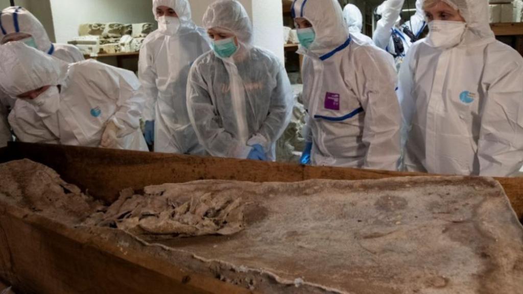 El equipo científico bajo la dirección de la antropóloga Hélène Réveillas.