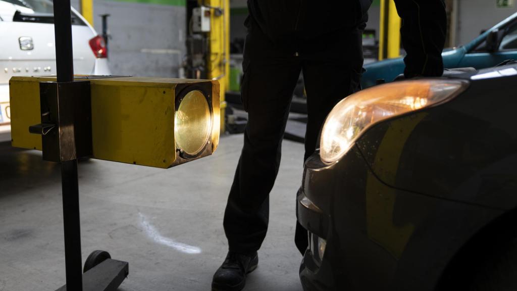 José María mira el reglaje de las luces delanteras.