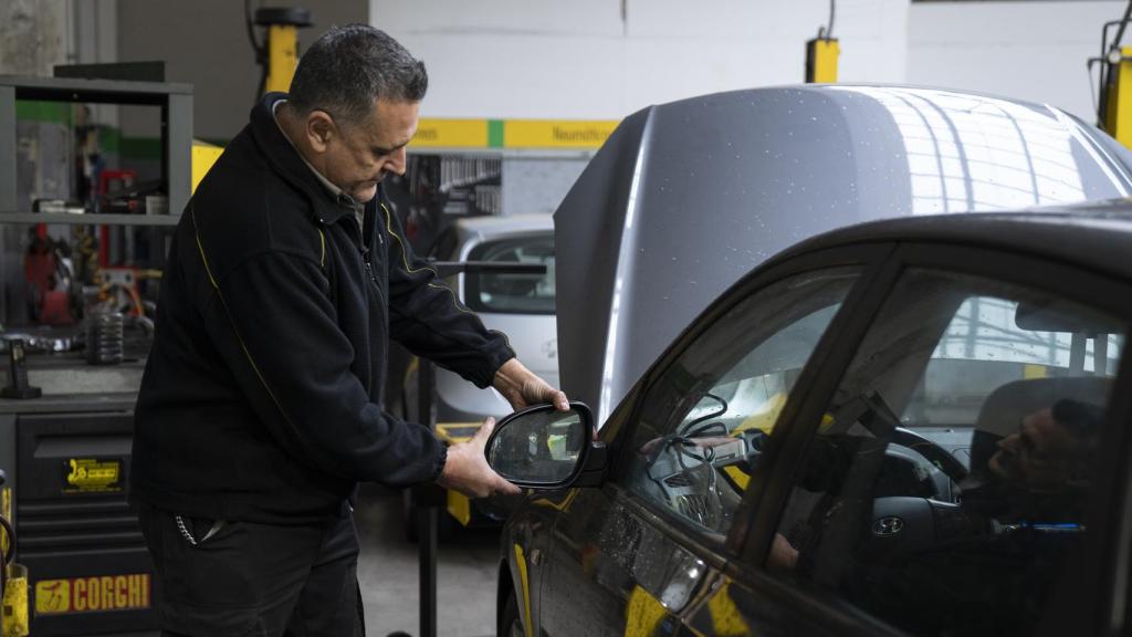 José María comprueba el retrovisor del coche.