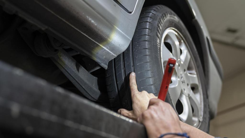 José María señala el testigo que marca si una rueda está o no desgastada.