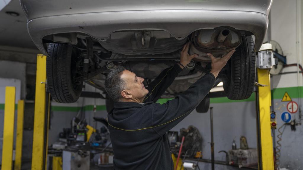 José María mira el tubo de escape.