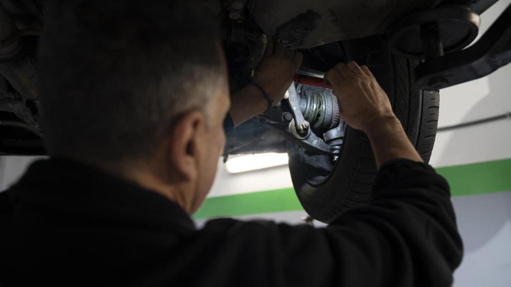 José María comprueba que hay una holgura en el fuelle.