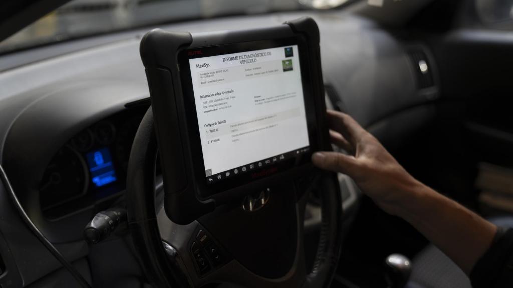 José María comprueba mediante la diagnosis electrónica los fallos del coche.