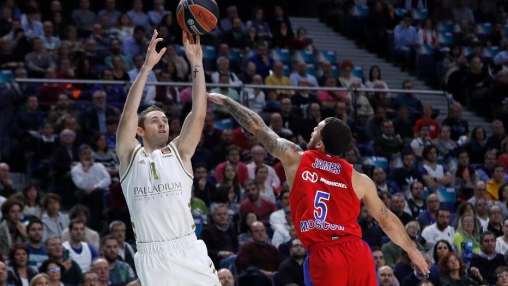 Causer intenta anotar delante de Mike James en el partido de Euroliga entre Real Madrid y CSKA