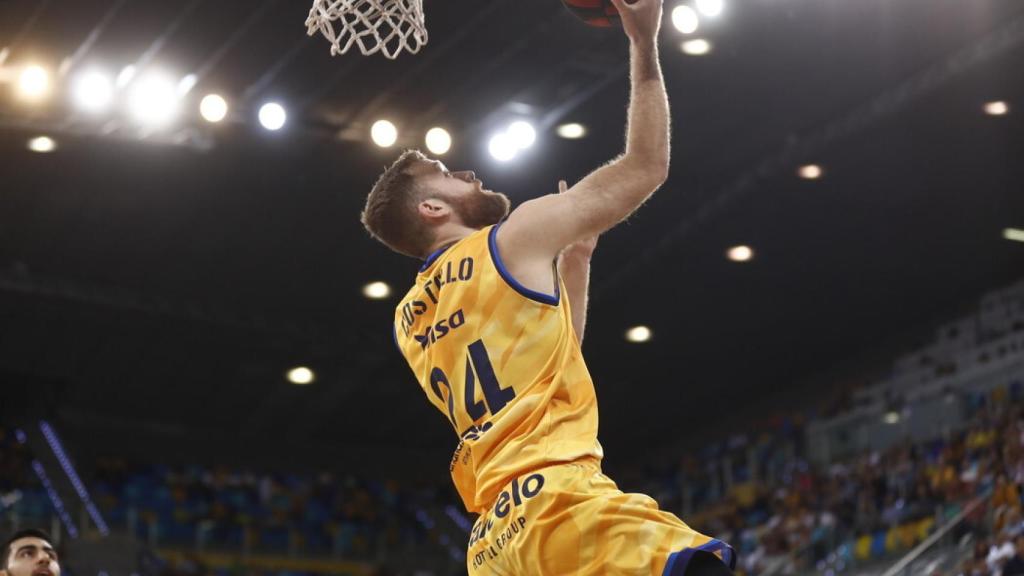 Costello, de Herbalife Gran Canaria, lanza a canasta en un partido de Liga Endesa