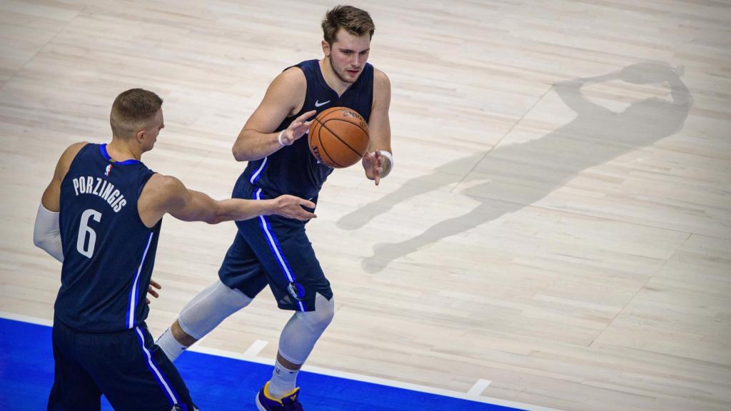 Luka Doncic, junto a Kristaps Porzingis