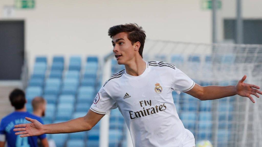 Pedro Ruiz celebra su gol con el Castilla ante el Oviedo B