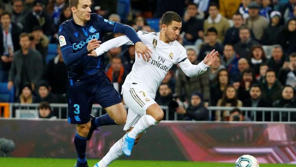 Diego Llorente agarra a Eden Hazard