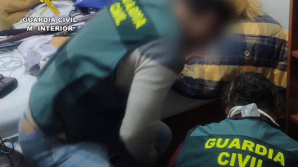 La Guardia Civil registra la vivienda de los madrileños detenidos.