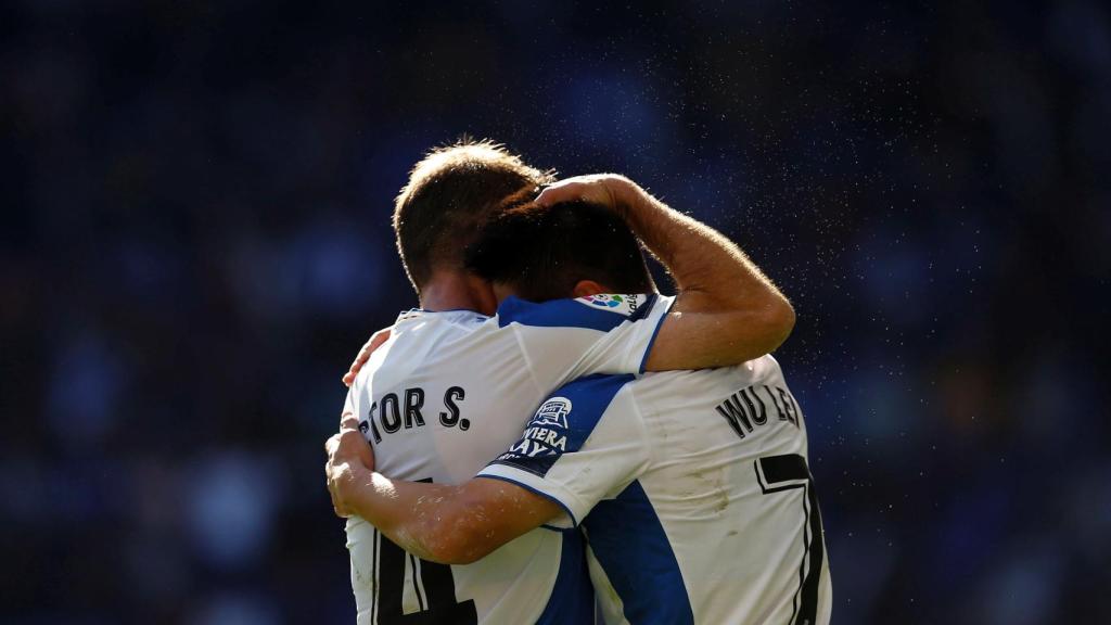 Wu Lei y Víctor Sänchez celebrando un gol