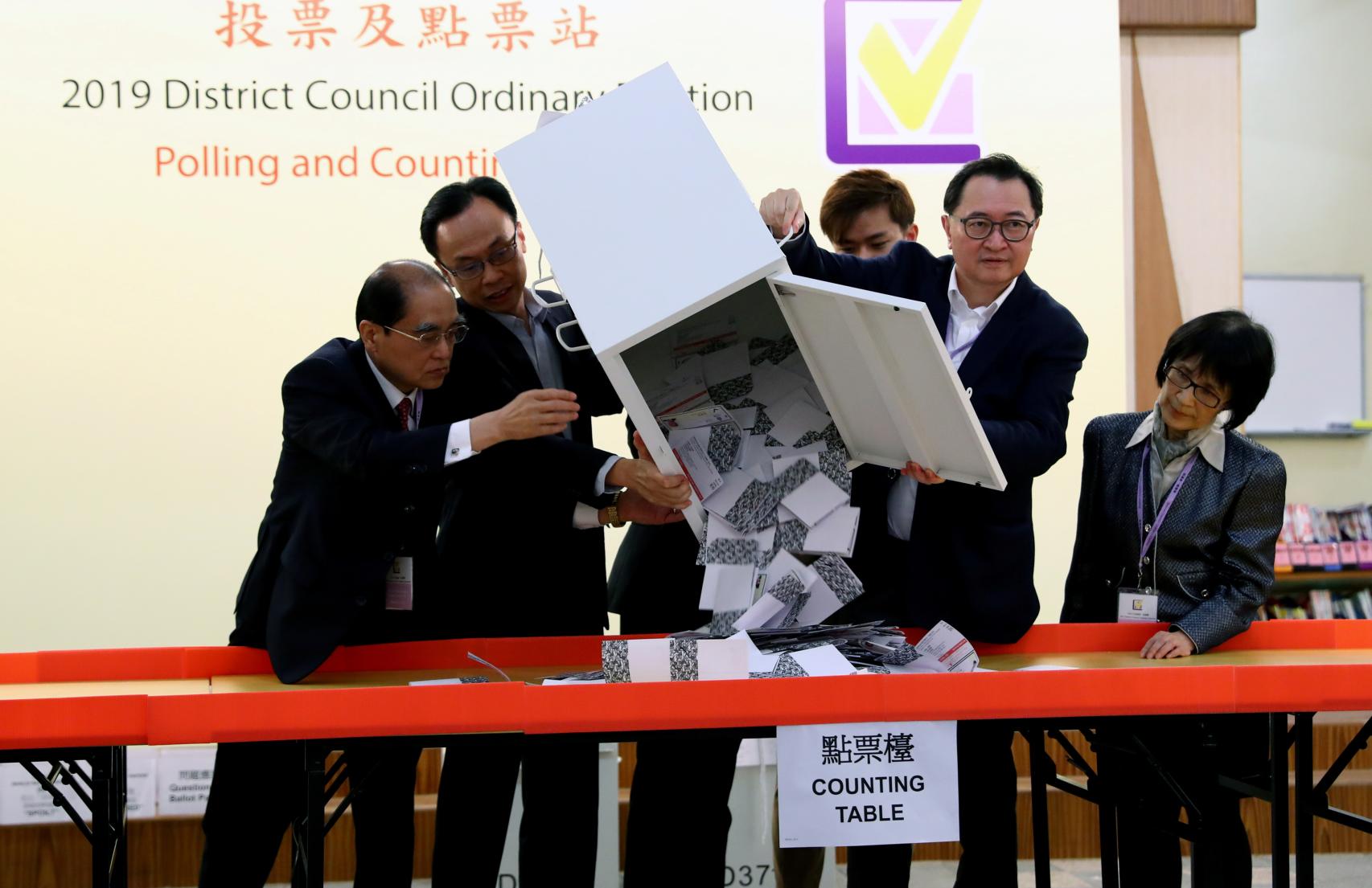 Comienzo del recuento electoral en uno de los centros.