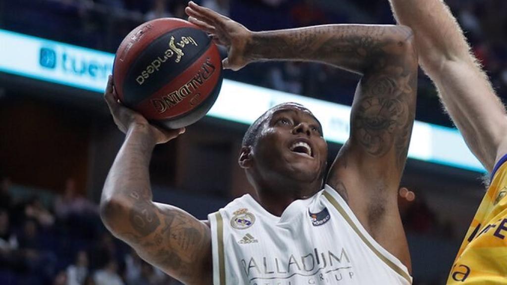 Thompkins intenta anotar en el partido de Liga Endesa entre Real Madrid y Herbalife Gran Canaria