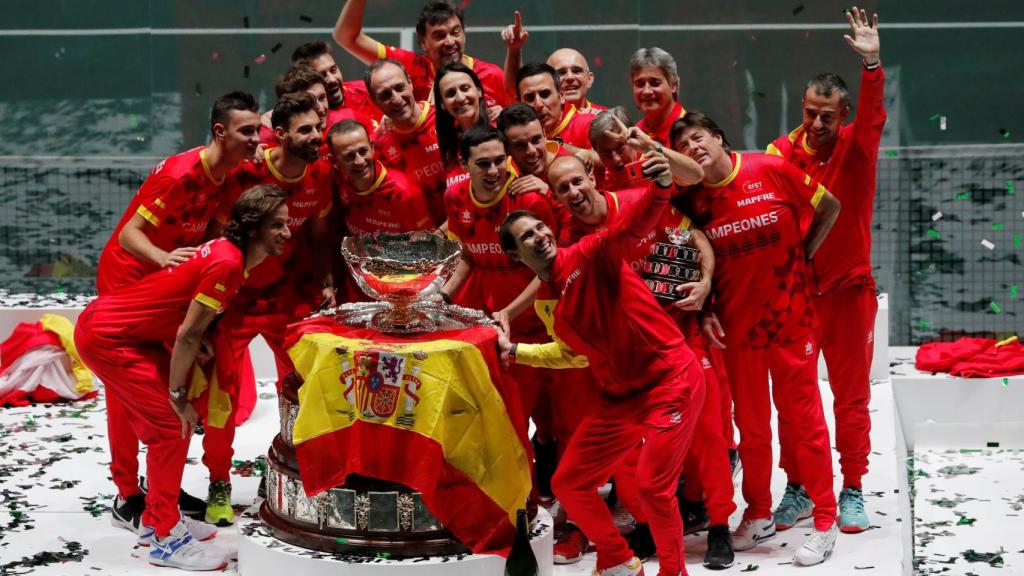 El equipo español de Copa Davis celebra la sexta Ensaladera