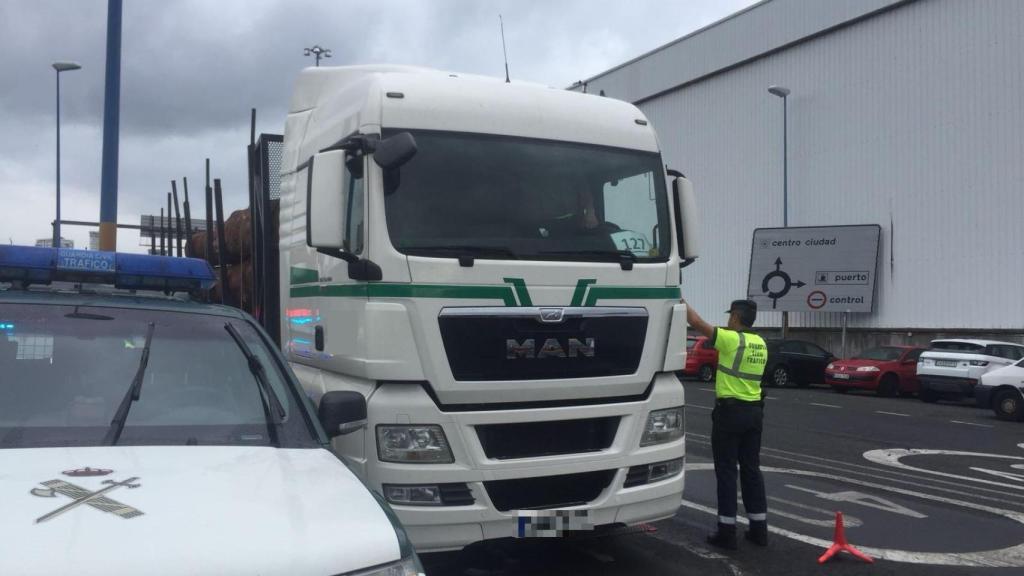 Interceptan al conductor de un camión de butano quintuplicando la tasa de alcohol en Barbanza