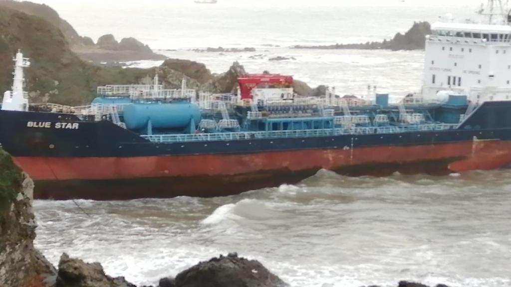 El ‘Blue Star’ sigue encallado en Ares: fracasa el nuevo intento de remolque