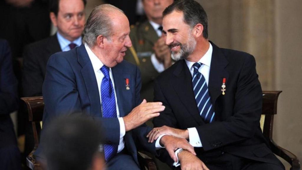 Juan Carlos I y Felipe VI conversan en el XXX Aniversario de la firma del Tratado de Adhesión a las Comunidades Europeas.