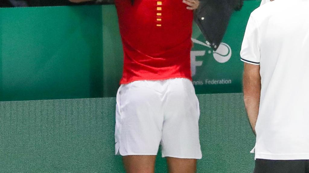 Rafa Nadal dando un abrazo a las tres mujeres de su vida.