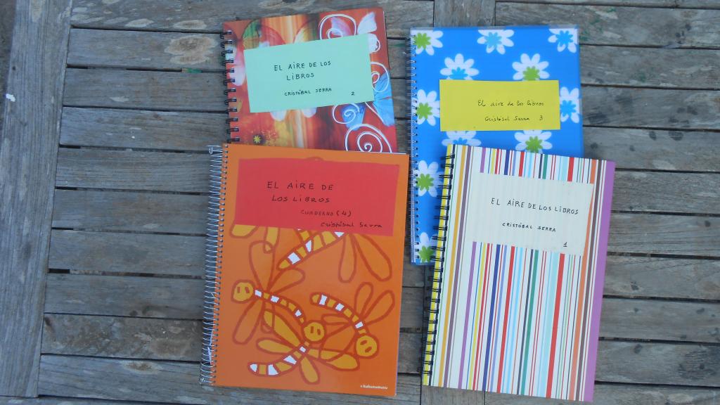 Cuadernos de Cristóbal Serra encontrados en un baúl de su casa.