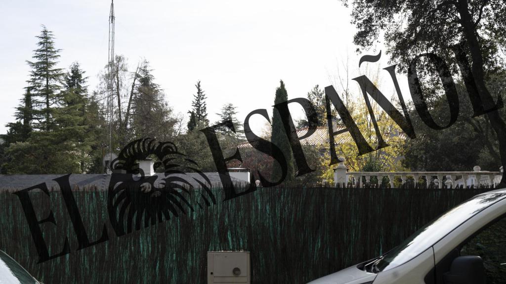 Se aprecia un nuevo tejado y una baranda desde la acera de la calle.