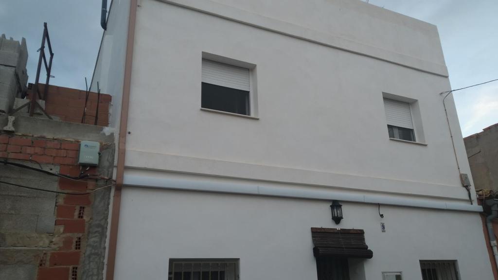 Fachada de la vivienda donde se pierde el rastro de la joven.