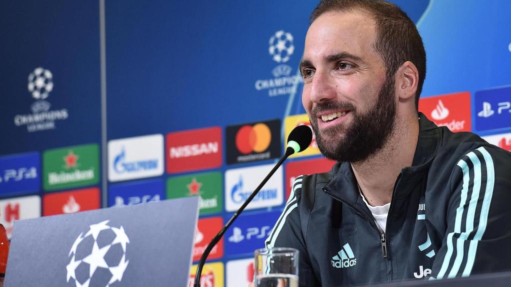 Higuaín en rueda de prensa.